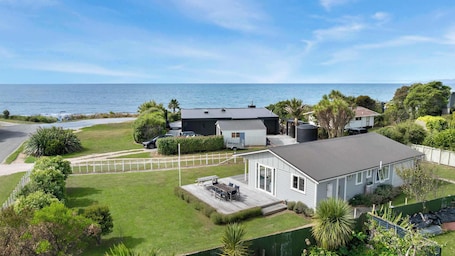 Exterior. WaveSong Cottage - Your Escape by the Sea