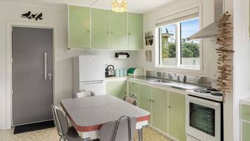 Køleskab, ovn, kogeplade, kaffe-/temaskine