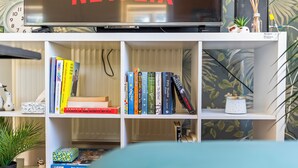 Una estantería con varios libros y objetos decorativos.
