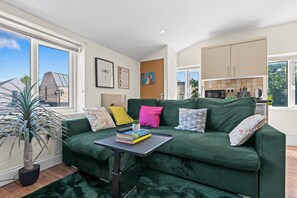 Smart-tv, böcker och en stereo