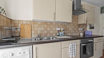 Réfrigérateur, micro-ondes, four, bouilloire électrique