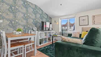 Una Smart TV, libros, un reproductor estéreo