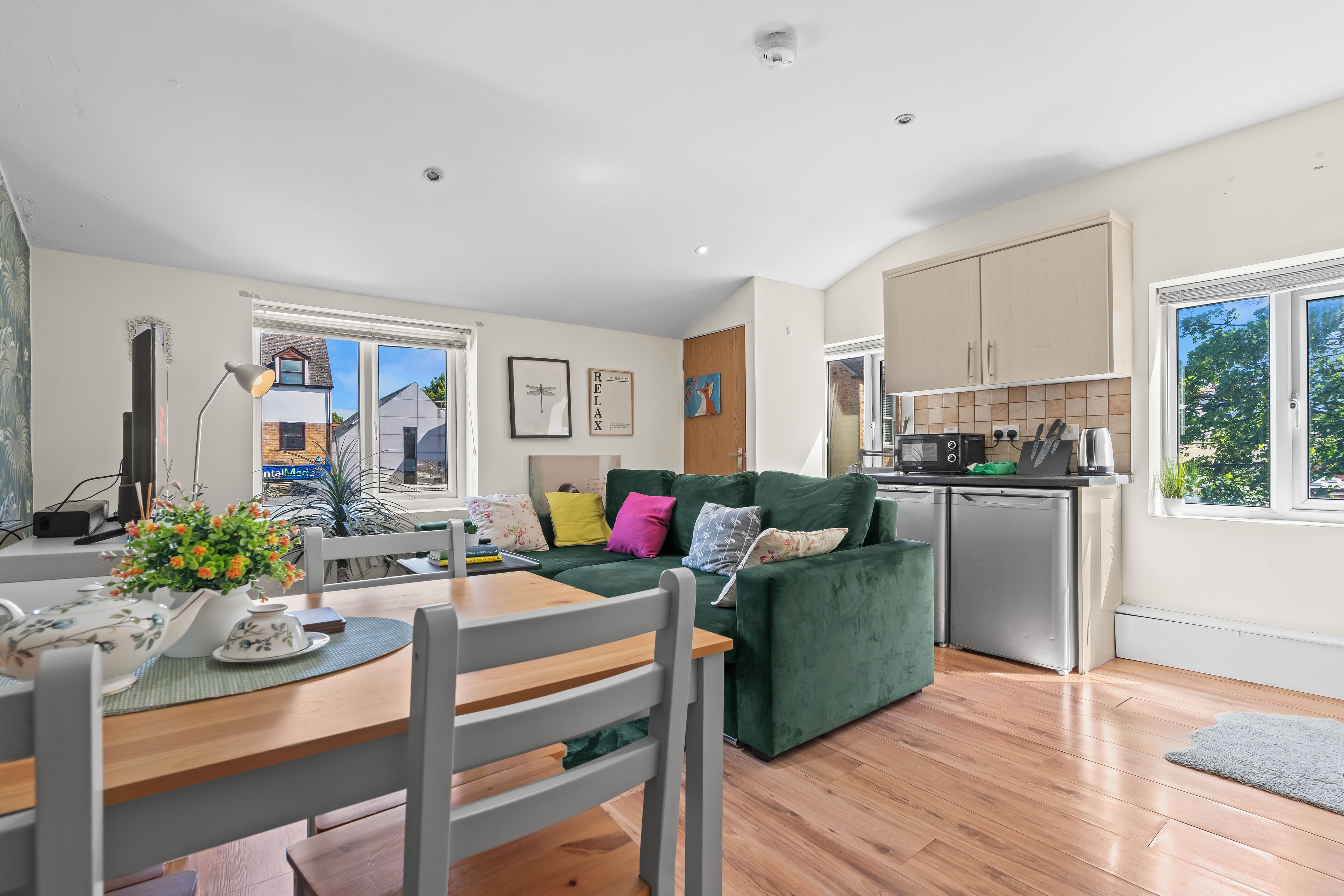 TV connectée, livres, chaîne hi-fi