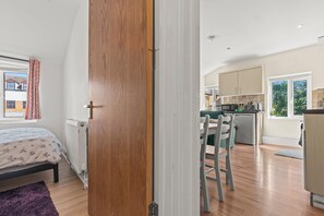 1 slaapkamer, een strijkplank/strijkijzer, gratis wifi, beddengoed