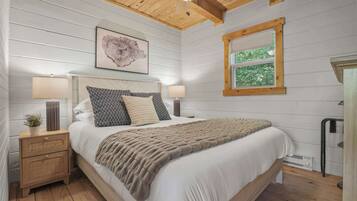 2 habitaciones, escritorio y tabla de planchar con plancha