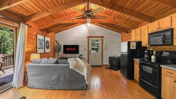 Una televisión, una chimenea, una oficina