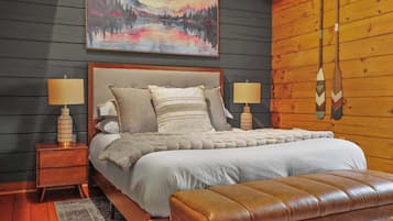 1 quarto, escrivaninha, ferros/tábuas de passar roupa, berço de viagem