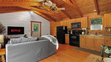 Una televisión, una chimenea, una oficina