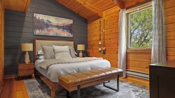 1 quarto, escrivaninha, ferros/tábuas de passar roupa, berço de viagem