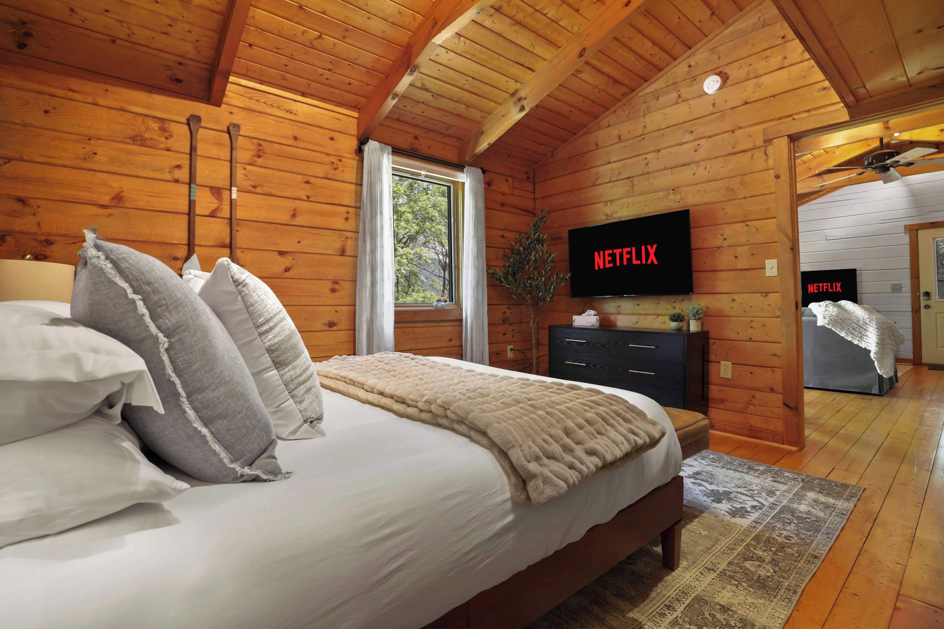 1 habitación, escritorio, tabla de planchar con plancha y cuna de viaje 