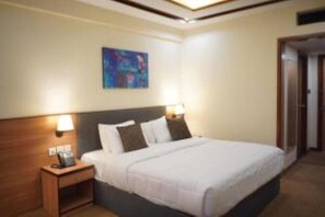 Deluxe tweepersoonskamer, uitzicht op meer | Geluiddichte muren, een strijkplank/strijkijzer, gratis wifi