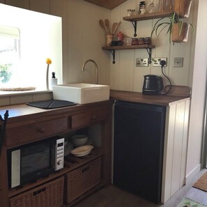 Kühlschrank, Mikrowelle, Wasserkocher mit Kaffee-/Teezubehör