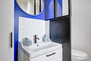 Douche, sèche-cheveux, serviettes fournies