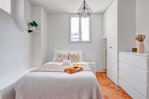 1 chambre, bureau, fer et planche à repasser, lit parapluie