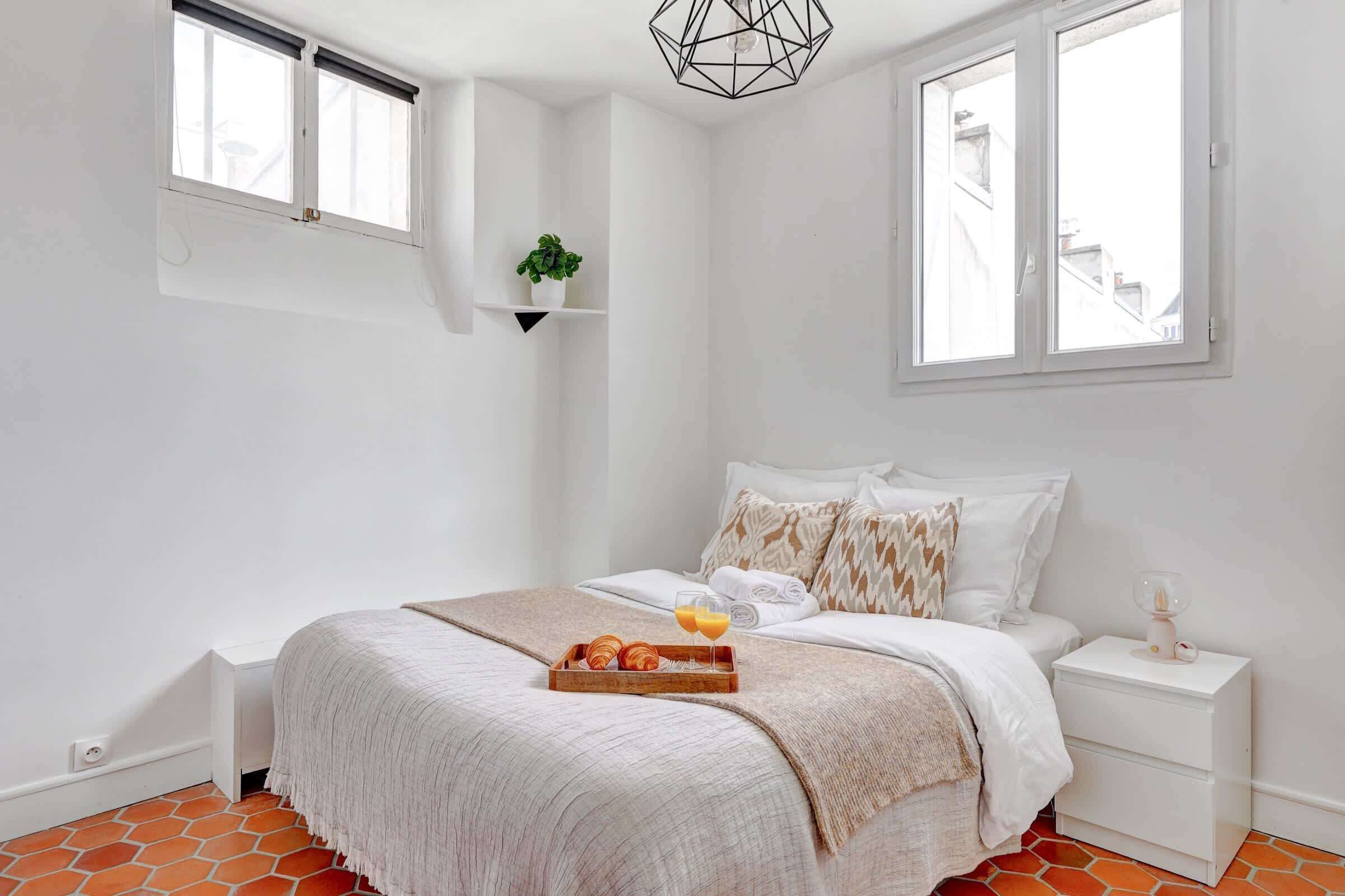 1 habitación, escritorio, tabla de planchar con plancha y cuna de viaje 