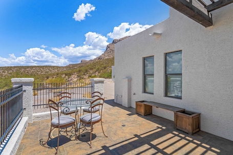 Outdoor dining. Foothills View Casita | Private Mountain Retreat