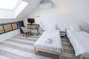 2 bedrooms, desk, iron/ironing board, WiFi