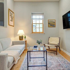 TV, offices - Cozy 1BD With Balcony (Philadelphia)