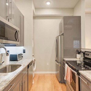 Fridge, oven, stovetop, dishwasher