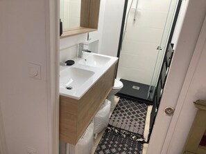 Douche, serviettes fournies, savon, papier toilette