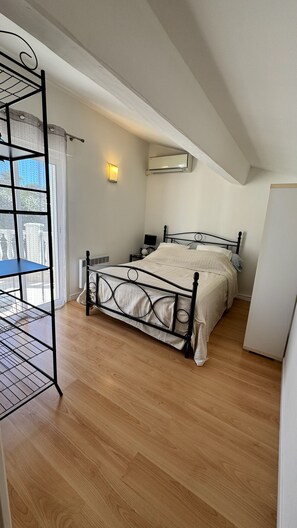 3 chambres, fer et planche à repasser, Wi-Fi, draps fournis