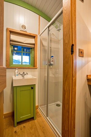 Bathroom - Shepherd's Hut in Devon by Scenic Lake (Beaworthy)