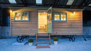 House | Exterior - Shepherd's Hut in Devon by Scenic Lake (Beaworthy)