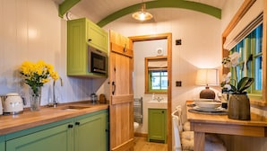 House | Private kitchen - Shepherd's Hut in Devon by Scenic Lake (Beaworthy)