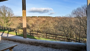 House | Exterior - Shepherd's Hut in Devon by Scenic Lake (Beaworthy)