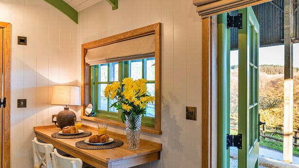 House | Dining - Shepherd's Hut in Devon by Scenic Lake (Beaworthy)