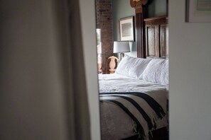 Tabla de planchar con plancha, cuna de viaje, wifi gratis y ropa de cama