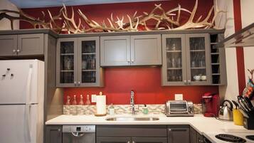 Fridge, oven, stovetop, dishwasher