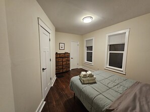 Tabla de planchar con plancha, wifi y ropa de cama 