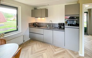 Réfrigérateur, micro-ondes, lave-vaisselle, cafetière/bouilloire
