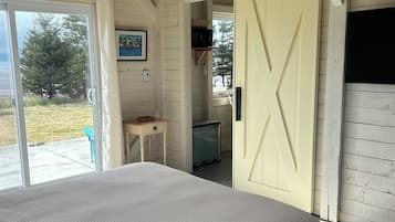 4 bedrooms, desk, iron/ironing board, free WiFi