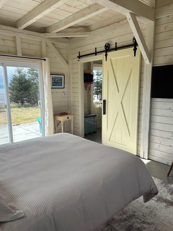 4 bedrooms, desk, iron/ironing board, free WiFi