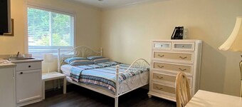 Quiet Guest Suite Near the White Rock Resort