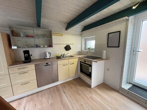 Een koelkast, een oven, een kookplaat, een vaatwasser