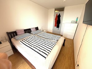 1 bedroom, iron/ironing board, WiFi, bed sheets - Furnished 4 room apartment to sublet for 9-12 months+garage (München)