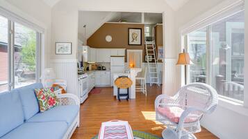 Cottage (2 Bedrooms) | Area keluarga | TV dan buku