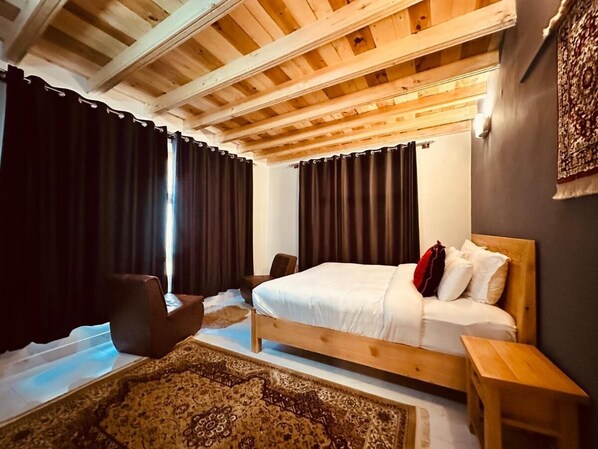 Quarto casal luxo, vista para a montanha | Quartos à prova de som, ferros/tábuas de passar roupa, Wi-Fi de cortesia