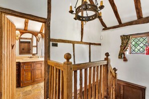Reception - Characterful Cottage With hot Tub, No Deposit (Crawley)