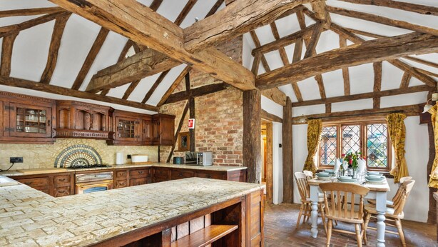Cottage | Private kitchen - Characterful Cottage With hot Tub, No Deposit (Crawley)
