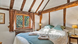 Cottage | 3 bedrooms, iron/ironing board - Characterful Cottage With hot Tub, No Deposit (Crawley)