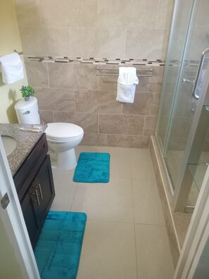 Shower, hair dryer, towels, soap - De Jean vacation home in superb Ocho Rios with AC, WiFi (Ocho Rios)