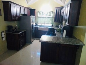 Fridge, microwave, oven, stovetop - De Jean vacation home in superb Ocho Rios with AC, WiFi (Ocho Rios)