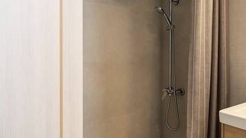 Séchoir à cheveux, serviettes fournies, savon, papier de toilette