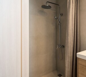 Haartrockner, Handtücher, Seife, Toilettenpapier