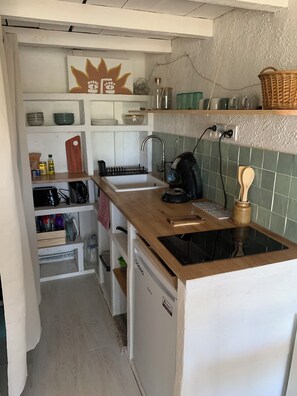 Fridge, stovetop, coffee/tea maker, electric kettle