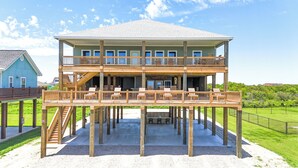 Une structure en bois à deux étages, dotée d’un balcon, de sièges en plein air et d’une enseigne indiquant « ZONE BUFFET ».